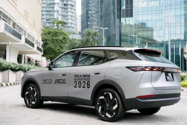 OMODA C7 in silver at its Malaysia booking preview